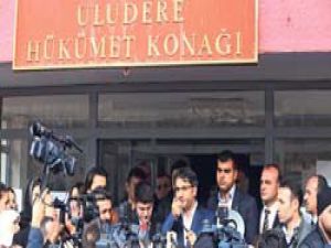 Halk, Uludere Kaymakamını bağrına bastı