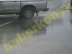 Konyada kanalizasyon çukuru patladı