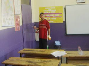 Kendi okullarını kendileri boyuyorlar