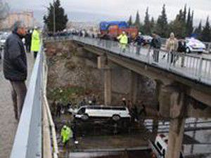 Dolmuş köprüden düştü!