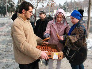 Getirdikleri simitleri bedava dağıttılar