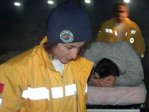 Bıçağın üzerine oturunca kalçasından yaralandı