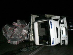 Buzlu yolda 9 araç birbirine girdi