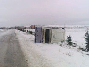 Altınekinde minibüs devrildi