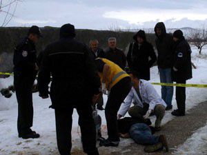 Kafasandan tek kurşunla vurulmuş