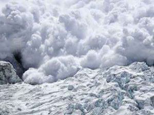 Çığ düştü 40 yolcu mahsur kaldı!