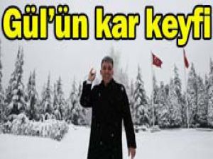 Çankaya köşkünün bahçesinde...