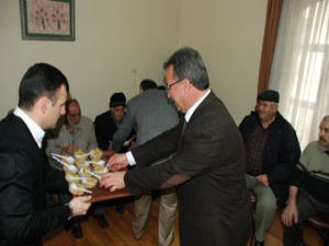 Hançerli emeklilere kandil simidi dağıttı