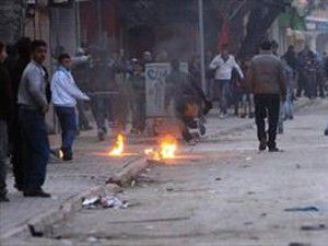 Polise atmaya çalıştığı molotofla kendisi yandı