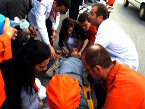 Motosiklet, otomobilin altına girdi: 1 ölü
