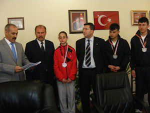 Şampiyonada başarılı sporculara ödül