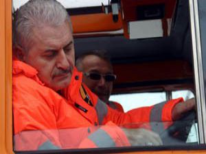Bakan Yıldırım kar temizleme çalışmalarına katıldı