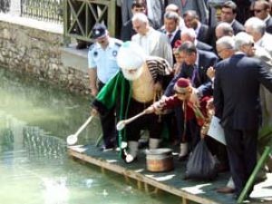 Göle balık mayaladılar