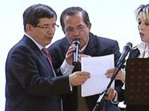 Davutoğlu sahnede şarkı söyledi