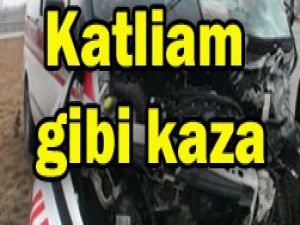 Ambulansla otomobil çarpıştı