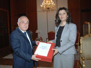 Türkmenoğlu Anayasa Taslağını Çiçeke sundu