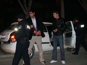 Hakimiyetini kaybetti, ağaçlara çarptı