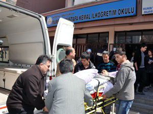 Sedye üzerinde okula getirildi