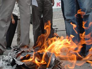Eğitim-Sen Konya Şubesinden bordro yakma eylemi