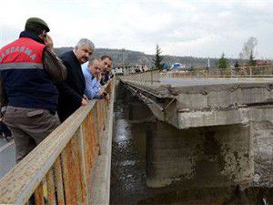 Zonguldakta köprü çöktü: 15 kişi kayıp
