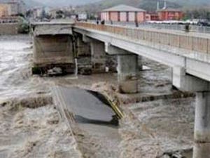 Minibüs 200 metre aşağıdan çıktı