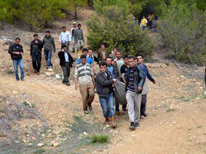 Köprüden geçerken dereye düştüler!