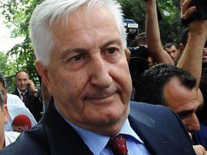 Çevik Bir, içerde namaz kılıyor