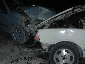 İki araç kafa kafaya çarpıştı: 5 yaralı