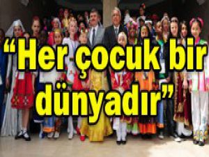 Akyürek dünya çocuklarıyla görüştü