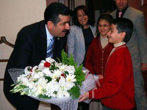 Çocuklar Vali Doğanı makamında ziyaret etti