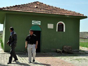 700 yıllık türbeye haciz geldi