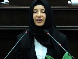 Mecliste başörtüyle yemin etti