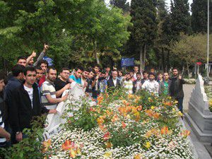 Erbakanı kabri başında andılar