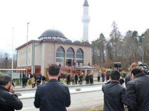 Ezan sesi yüksek diyen Prof.a ret