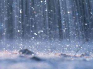 Yağmur damlaları düşmeden parçalanıyor