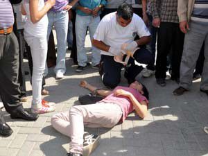 Ehliyetsiz sürücü yayaya çarptı