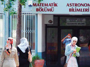 Profesör elinde kamerayla başörtü avında!