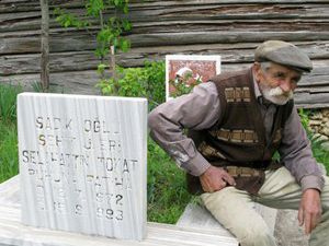 Şehit oğlunun mezarı başında bekliyor