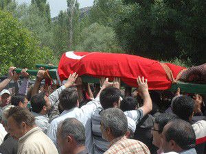 Ağrıda öldürülen imam toprağa verildi