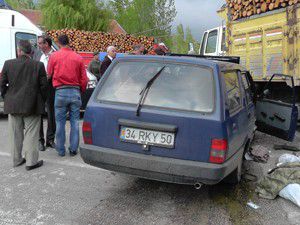 Odun yüklü kamyon otomobille çarpıştı: 4 yaralı