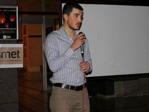 Üç ayları fener alayıyla karşılandılar