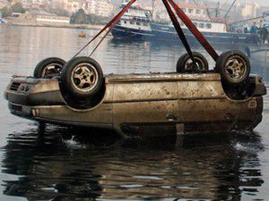 Otomobil denize uçtu: 4 kişi öldü