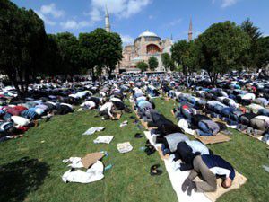 Ayasofya önünde namazlı eylem