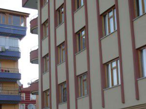 Konyada bir kişi üçüncü kattan düşerek öldü