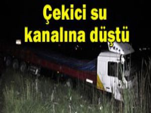 Konyada çekici su kanalına düştü