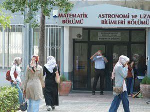 Başörtü avcısı profesör görevinden uzaklaştırıldı