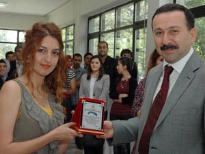 Rektör Gökbelden genç mimarlara plaket