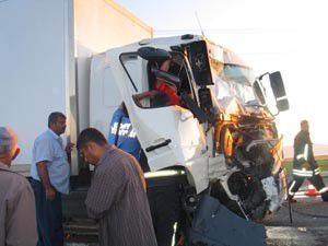 Traktör kamyonetle çarpıştı