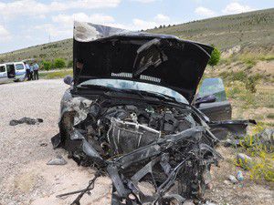 Otomobil bariyerlere çarptı: 5 yaralı