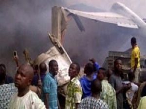 Yolcu uçağı binaya çarptı!